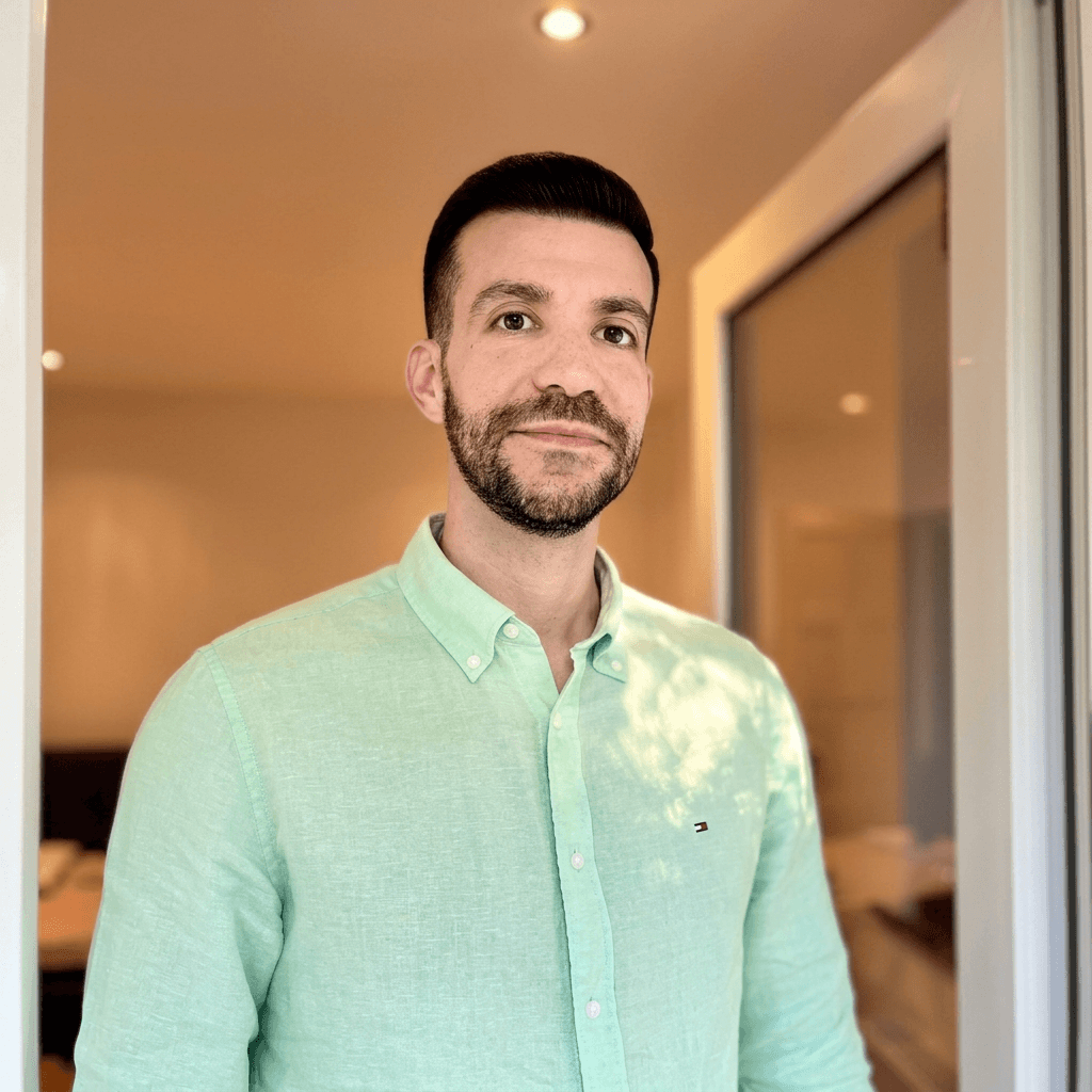 Photo de Ricardo Vilares, gérant du bureau de courtage Crédit Mosan à Anhée.