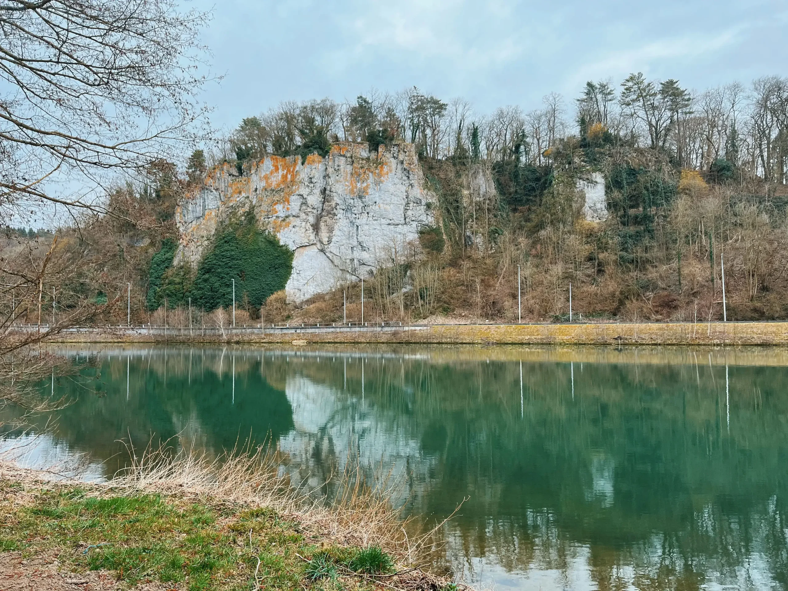Vue panoramique sur la falaise de la Vallée de la Meuse à Anhée, emplacement du bureau Crédit Mosan - Courtier en crédit hypothécaire.